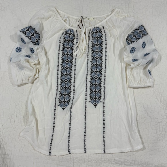 Solitaire Tops - Solitaire Women’s cream Blue tonic tops with embroidered Size L 100% Rayon